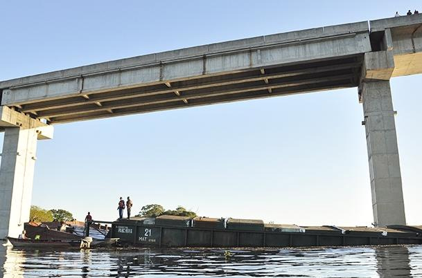 Após acidente na ponte sobre o Rio Paraguai, apenas carros pequenos passam pelo local Após acidente na ponte sobre o Rio Paraguai, apenas carros pequenos passam pelo local