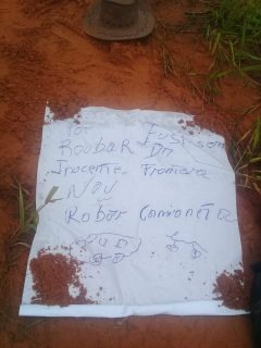 Carta de ‘Justiceiros da Fronteira’ foi encontrada junto a três homens mortos Foto: Capitan Bado
