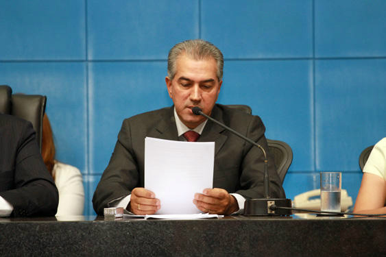 Governador Reinaldo Azambuja corta o próprio salário em 50% Governador Reinaldo Azambuja corta o próprio salário em 50%