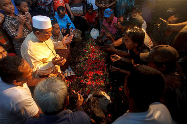 AirAsia: primeira vítima de acidente com avião é identificada