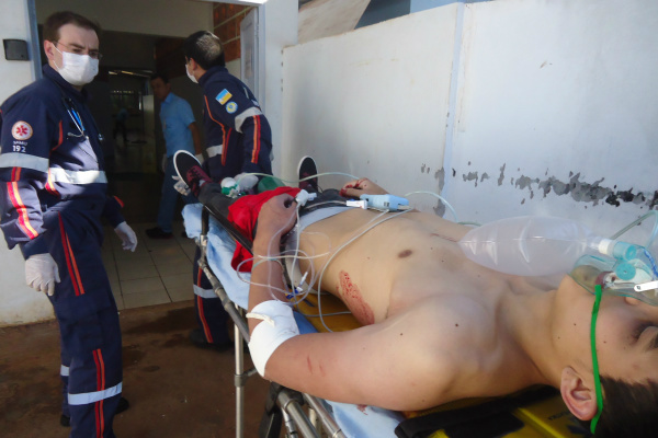 A vítima foi levada ao Pronto Socorro em estado grave (Foto : Cido Costa)