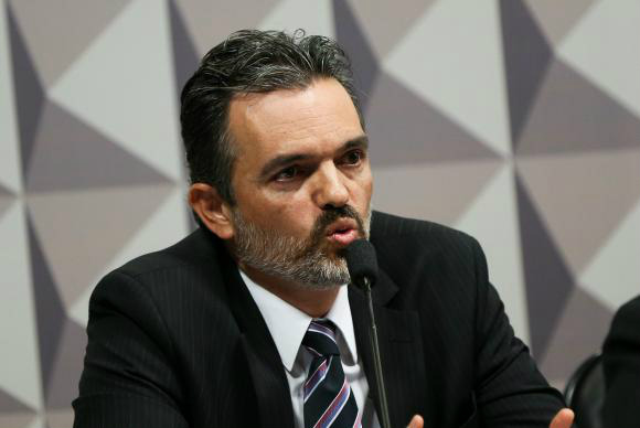 Impeachment: reunião é suspensa sem concluir oitiva da primeira testemunha Oitiva do procurador Júlio Marcelo de Oliveira, do Tribunal de Contas da União, na Comissão Especial do Impeachment, foi interrompida para início da ordem do dia no Senado