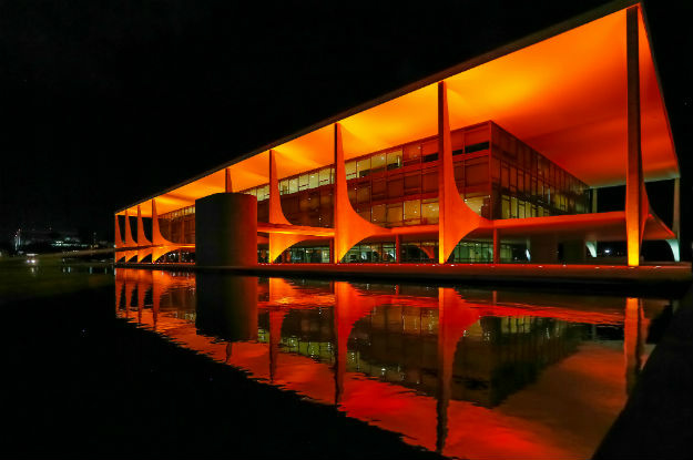 Palácio do Planalto, em Brasília, iluminado de laranja em 19 de novembro, último dia da visita da diretora-executiva da ONU Mulheres, Phumzile Mlambo-Ngcuka, ao país. Foto: Roberto Stuckert Filho/PR