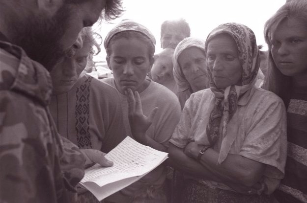 Soldado da ex-Iugoslavia lê nomes de sobreviventes da queda de Srebenica. Foto: Unicef/NYHQ1995-0553/LeMoyne.