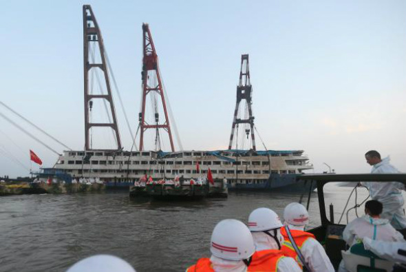 Sobe para 396 o número de mortos em naufrágio na China O naufrágio do navio Estrela Oriental já é considerado o maior acidente marítimo na China das últimas décadasImagem/EPA/Agência Lusa