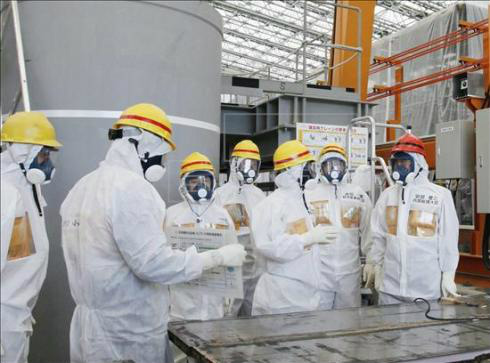 Visita do primeiro-ministro japonês, Shinzo Abe, à usina nuclear de Fukushima. EFE/Arquivo.