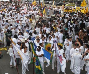 Caminhada religiosa reúne pessoas de várias religiões na Praia de Copacabana 