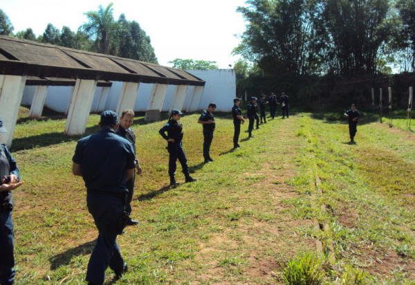 Comandante da 3ªCIPM ministra instrução de tiro para efetivo