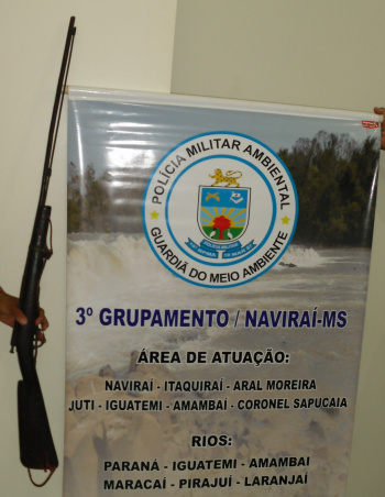 PMA prende bêbado em Naviraí que apontava arma de caça para os policiais