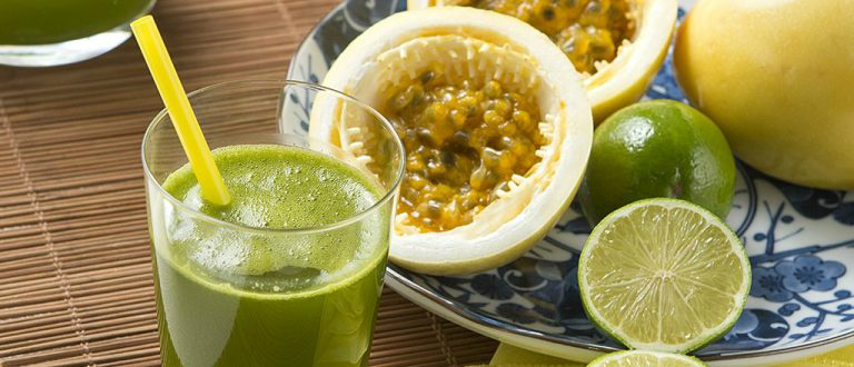 Suco Detox de limão com maracujá para perder até 4kg em 5 dias Suco Detox de limão com maracujá para perder até 4kg em 5 dias