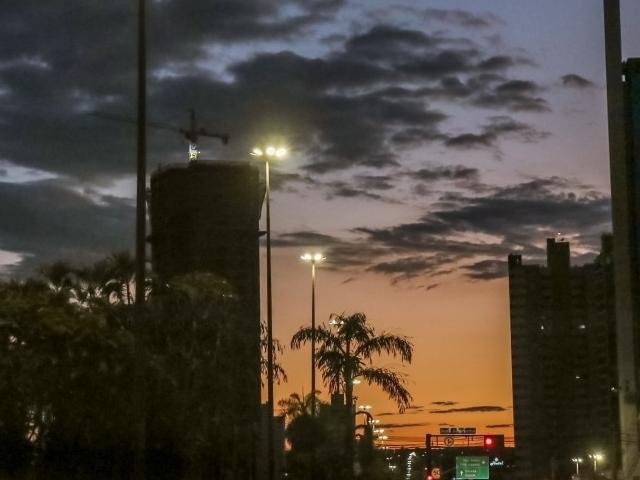 Dia amanheceu parcialmente nublado e com clima fresco em Campo Grande. (Foto: Henrique Kawaminami)