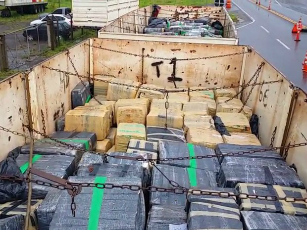 Caminhão, drogas e motoristas foram levados à Polícia Federal de Guaíra, na região oeste (Foto: Divulgação/PRF)