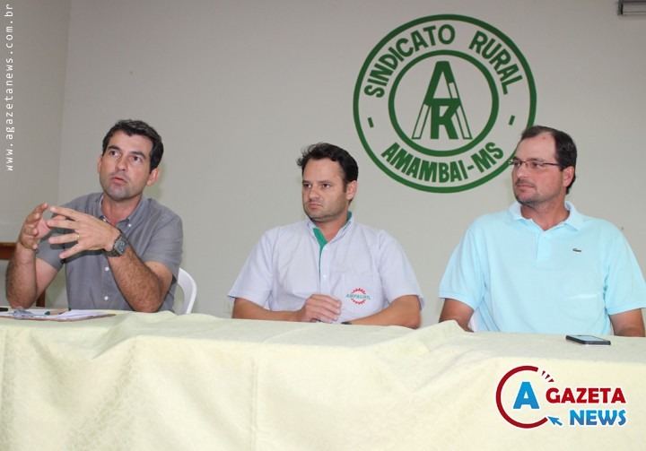 Reunião convocada pelo Sindicato Rural discutiu com segmentos, medidas à serem adotadas tendo em vista os prejuízos provocados pela seca no agronegócio em Amambai. (Fotos: Vilson Nascimento)