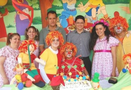 O Defensor Público Marcelo Marinho da Silva na comemoração ao dia das crianças, com os filhos dos detentos