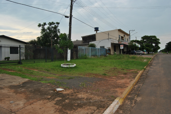 Carlinhos quer parceria da prefeitura com moradores para construção de calçadas A falta de calçadas dificulta a locomoção de pedestresFoto: Moreira Produções