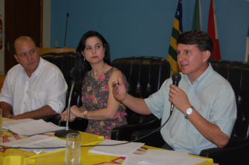Cristino apóia reivindicação das auto-escolas Vereador Cristino, deputada Mara Caseiro e Vagner Prado, durante reuniao com representantes de auto-escolasFoto: Moreira Produções