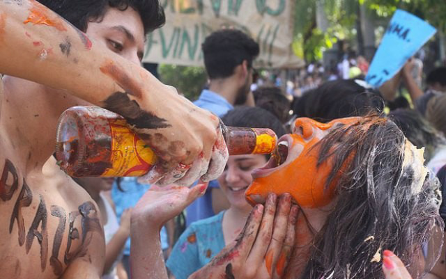 Os “veteranos” do curso de Medicina Veterinária da Universidade Católica Dom Bosco resolveram recepcionar os calouros forçando-os a ingerir grande quantidade de bebida alcoólica. (Imagem ilustrativa)