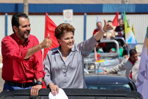 Brasil será país desenvolvido com o fim da miséria Dilma em carreata, ao lado do candidato ao governo do Distrito Federal, Agnelo Queiroz