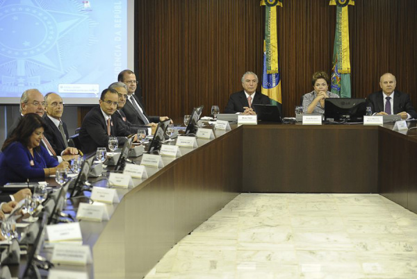 Poupança continua sendo o melhor investimento financeiro no Brasil, diz Mantega Poupança continua sendo o melhor investimento financeiro no Brasil, diz Mantega
