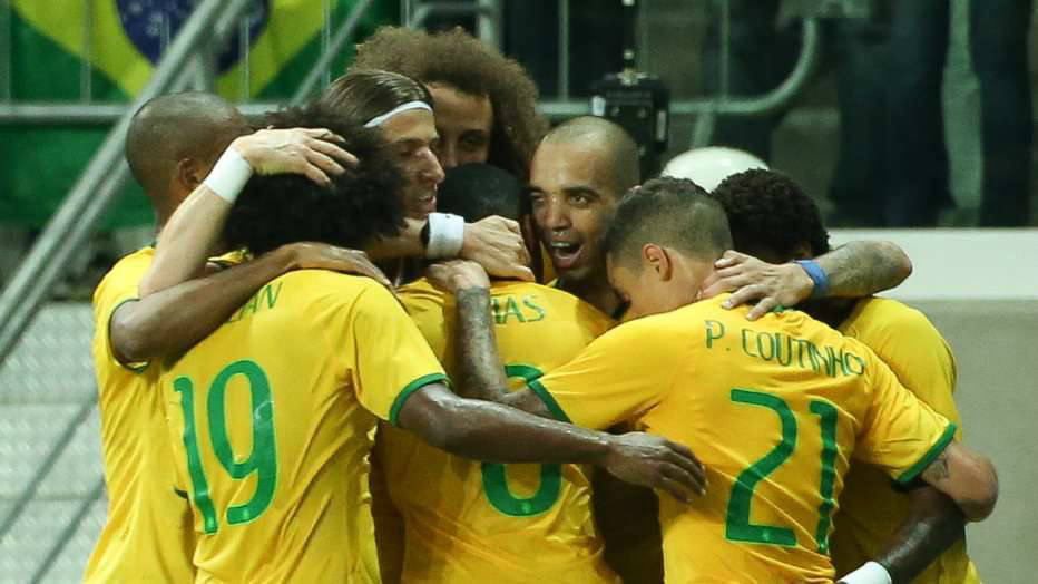 Seleção brasileira volta ao País com vitória e futebol sem graça Seleção brasileira não sabe o que é tropeço sob a direção de Dunga. No retorno ao País após o vexame na Copa, equipe ganhou pela nona vez sob o comando do novo treinador: 2 a 0 no México em jogo que começou com vaias e terminou aos gritos de 'olé' - Daniel Teixeira/Estadão