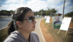 Eleitores criticam excesso de propaganda eleitoral nas ruas do DF Indiferente às propagandas eleitorais, a estudante Sônia Lopes acredita que os cavaletes não atrapalham Marcelo Camargo/Agência Brasil