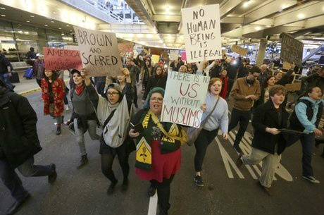Protestos nos aeroportos aumentam pressão contra Donald Trump (Foto: Divulgação)