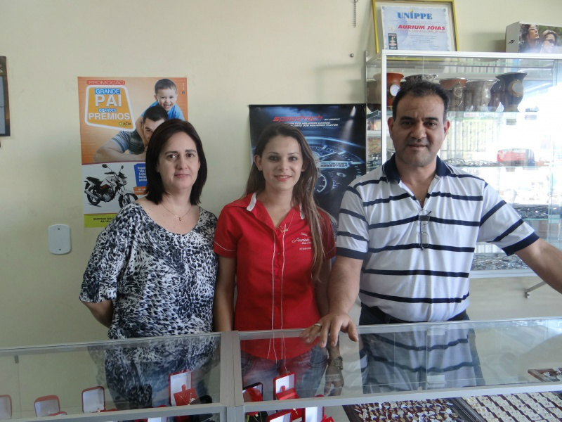 Dia dos Namorados anima comerciantes de Amambai José Claudir, proprietário da Relojoaria e suas colegas de trabalho, Deiva e Camila / Foto: Moreira Produções