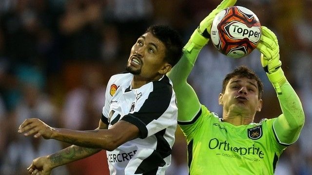 Kieza pula para cabecear, mas goleiro do Volta Redonda leva a melhor (Foto: Globo Esporte)