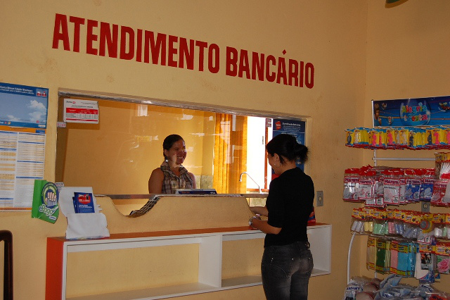 Mercearia Alvorecer: Uma história amambaiense de sucesso comercial Um serviço especial oferecido é o guichê do Bradesco que faz pagamento de boletos e contas e é usada por aposentados para retirar dinheiro. Foto: Moreira Produções.