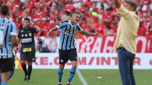 Luan comemora gol com Renato Gaúcho (Foto: Globo Esporte)