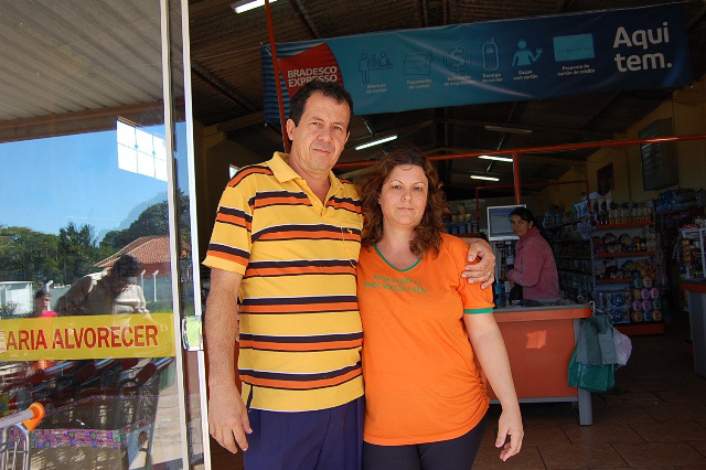 Mercearia Alvorecer: Uma história amambaiense de sucesso comercial O casal de proprietários da Mercearia Alvorecer, Celso e Luciane. Foto: Moreira Produções.