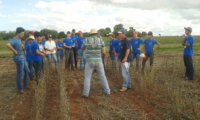 Alunos da Escola Agrotécnica participam de aula prática da Coopersa Aula prática é o diferencial para formação técnica agrícola.