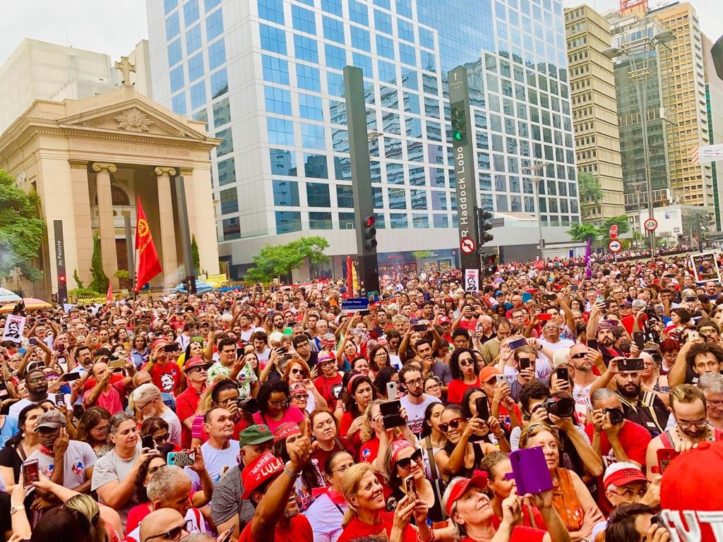 Mais de 10 mil pessoas se reúnem na Av. Paulista. (Foto:Reprodução)