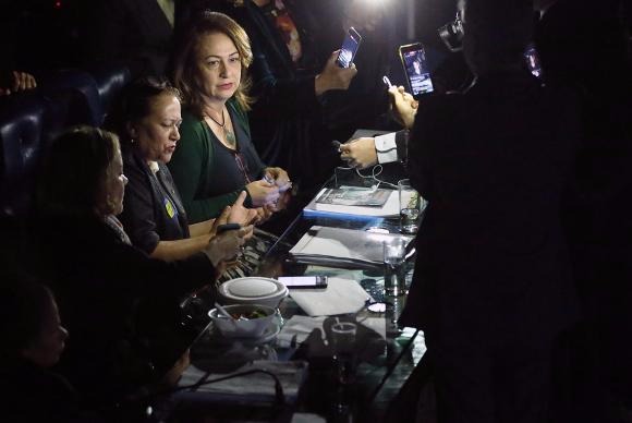 Sem luz, senadoras mantêm ocupação da Mesa do Senado para impedir votação Senadoras da oposição ocuparam a Mesa do Senado para impedir a votação da reforma trabalhista Antonio Cruz/Agência Cruz