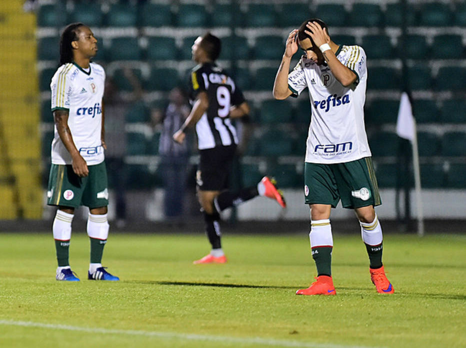 Em Santa Catarina, Palmeiras erra muito e perde do Figueirense Palmeiras perde para o Figueirense no Orlando Scarpelli e soma apenas uma vitória após seis jogos no Brasileirão.
