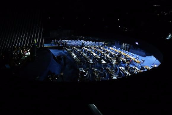 Sem luz, senadoras mantêm ocupação da Mesa do Senado para impedir votação Luzes do plenário do Senado são apagadas depois de senadoras da oposição impedirem Eunício Oliveira de presidir a sessão de votação da reforma trabalhistaAntonio Cruz/Agência Brasil