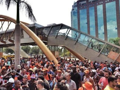 Garis protestam em frente à sede da prefeitura do Rio O sétimo dia de paralizaçāo dos garis cariocas é marcado pelo maior ato em frente a prefeitura do Rio