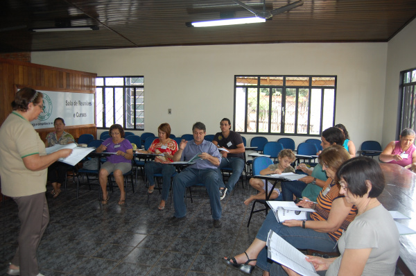 Sindicato Rural de Amambai promove cursos de capacitação nesta semana Turma participa do curso de Processamento Caseiro de Tomate, com a educadora Jurema Vieira de Matos.