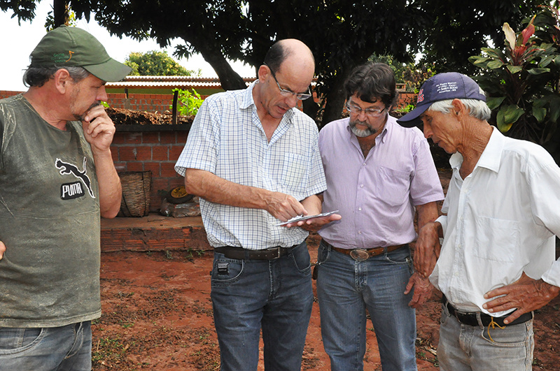Prefeito Sérgio Barbosa, o Secretário Municipal de Agricultura, Josué de Barros servidores durante vistoria aos lotes / Decom