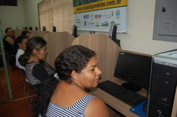 Sindicato Rural de Amambai promove cursos de capacitação nesta semana Alunas participantes do curso de Inclusão Digital.