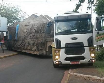 Comerciante justifica calçada quebrada Comerciante justifica calçada quebrada