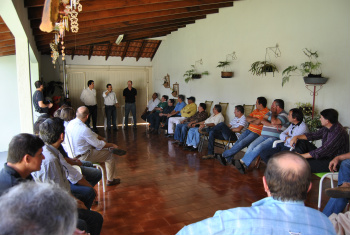 Deputado Fábio Trad durante reunião com grupo políticoFoto: Moreira Produções