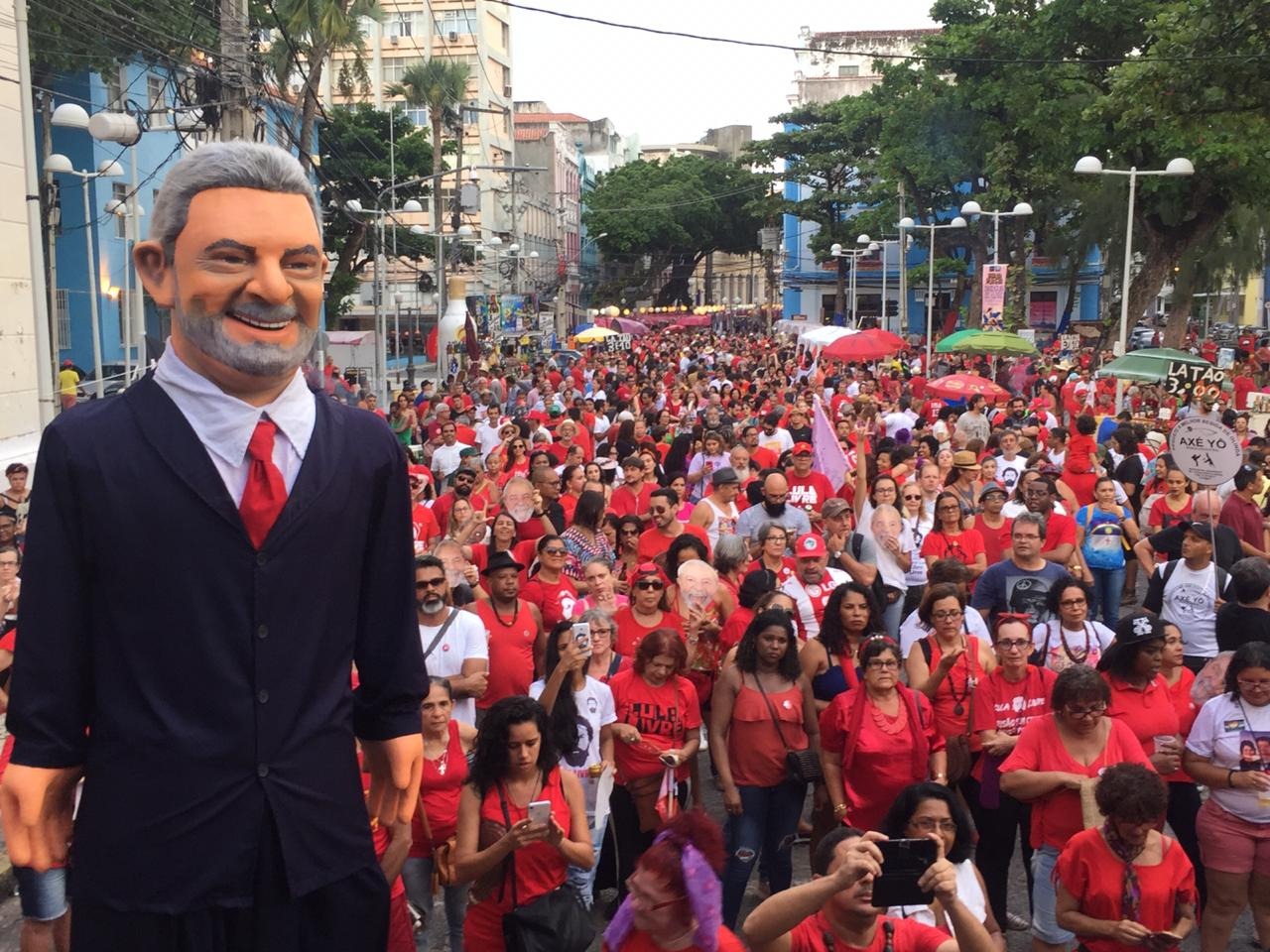 Em 16 países e 17 capitais brasileiras: como foi o dia pela liberdade de Lula Blocos de carnaval animaram a manifestação em Recife. (Foto: Denilson Cadête