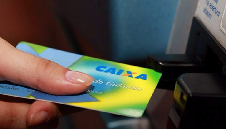 Abono salarial 2017/2018 começa a ser pago em 27 de julho O trabalhador que possui o Cartão Cidadão pode ir a casas lotéricas, pontos de atendimento Caixa Aqui ou aos terminais de autoatendimento