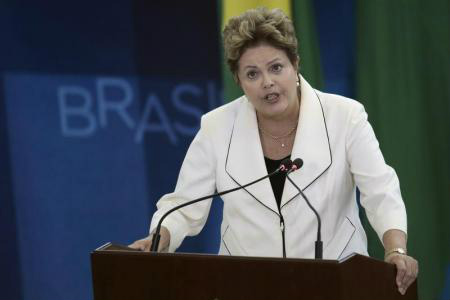 A presidente Dilma Rousseff fala durante a cerimônia de inauguração dos novos ministros no Palácio do Planalto em Brasília.