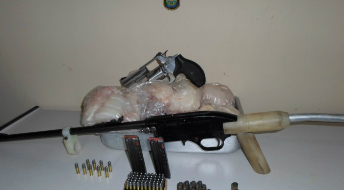 PMA prende caçador com jacaré abatido, armas e munições