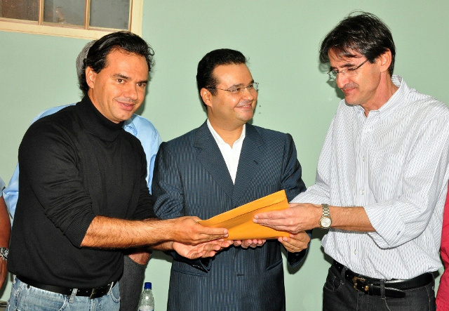 Posto de Saúde na vila São Luiz é inaugurado em Amambai Prefeito entregou o projeto que denomina o posto de saúde deputado federal Nelson Trad aos seus filhos, Fábio e Marquinhos Trad.