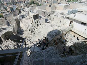 Cratera provocada por ataque aéreo na cidade de Aleppo. - Reuters/Abdalrhman Ismail