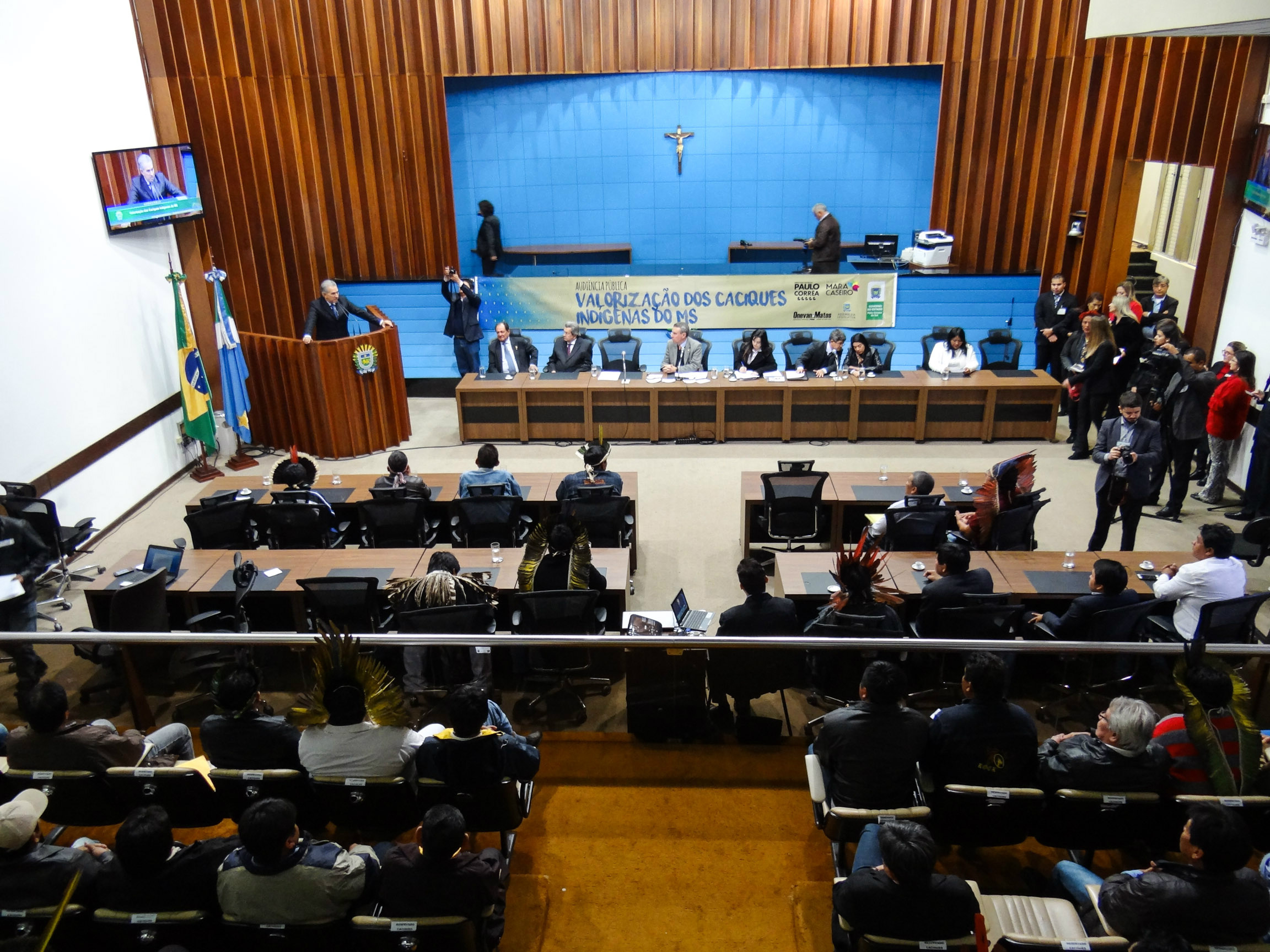 Caciques e lideranças lotam plenário da Assembleia Caciques e lideranças lotam plenário da Assembleia