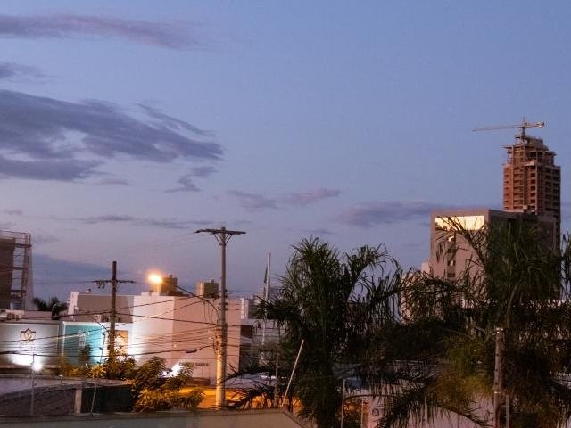 Céu amanheceu claro em Campo Grande e o dia deve ser de calor na Capital. (Foto: Henrique Kawaminami)